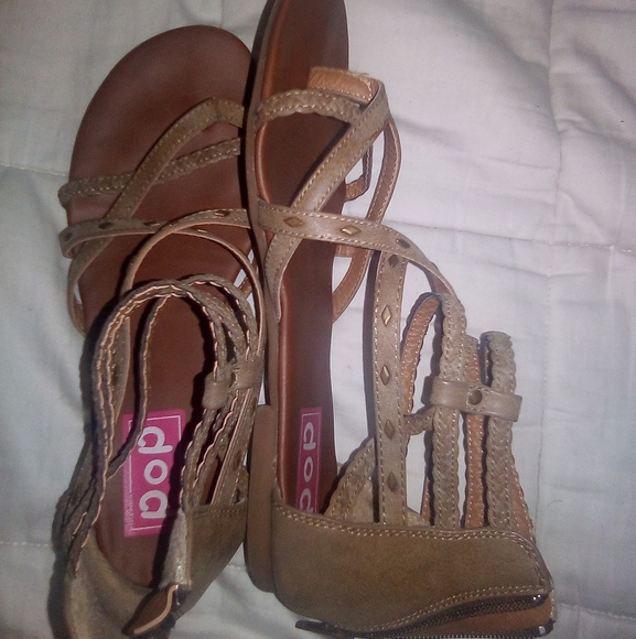 Sandals - Picture 3 of 4